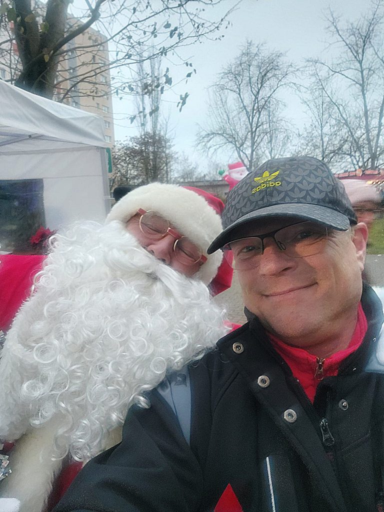 Bild vom Hausmeister zusammen mit dem Weihnachtsmann.